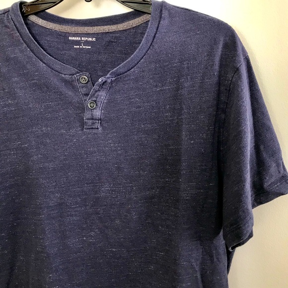 Banana Republic Men’s Navy Henley Tee Size Large